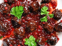 Малки телешки кюфтенца със сос от червени боровинки - снимка на рецептата